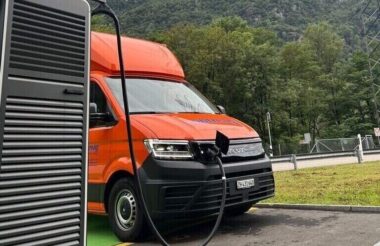 Container-Lieferfahrzeug mit Elektroantrieb beim Laden