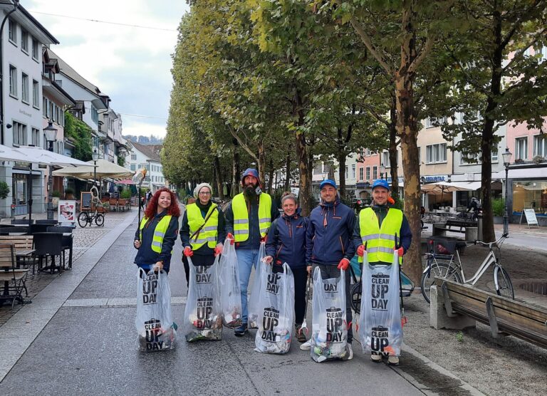 Contreag Mitarbeiter beim Clean Up Day 2024