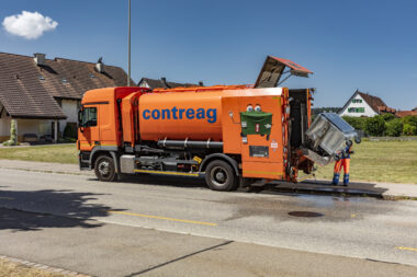 Container-Reinigung an Strasse