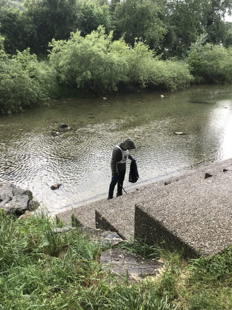 Contreag Mitarbeiter beim Gewässer Clean Up