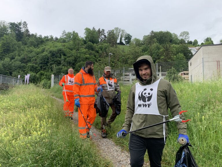 Contreag Mitarbeiter am Gewässer Clean Up