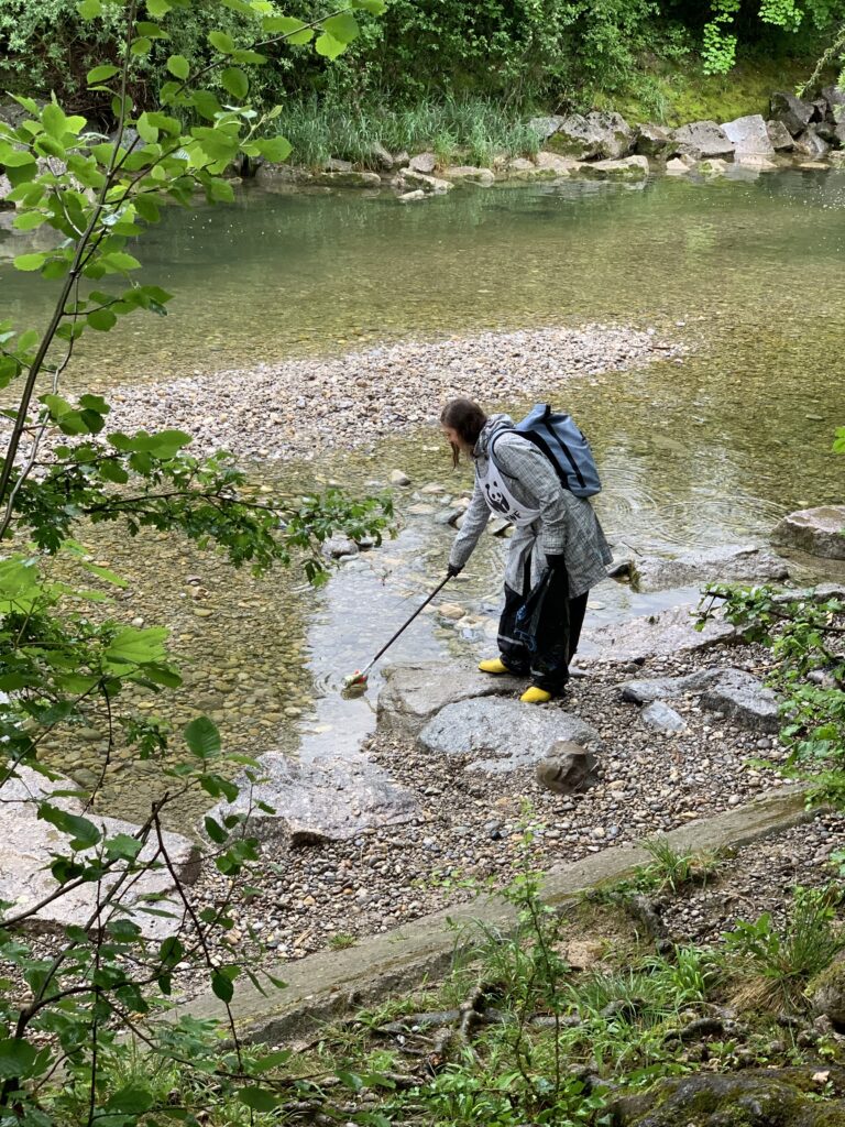 Contreag Mitarbeiter am Gewässer Clean Up