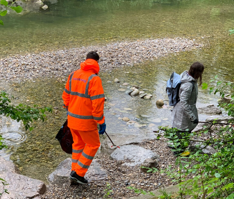 Contreag Mitarbeiter beim Gewässer Clean Up 2022