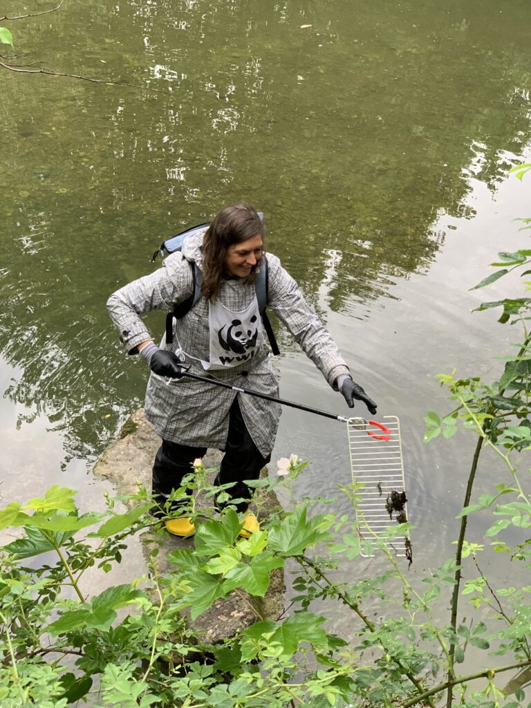 Contreag Mitarbeiter beim Gewässer Clean Up 2022