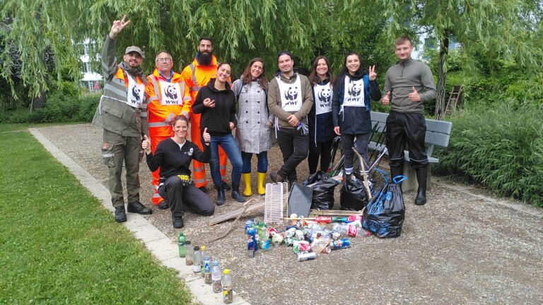 Contreag Mitarbeiter beim Gewässer Clean Up 2022