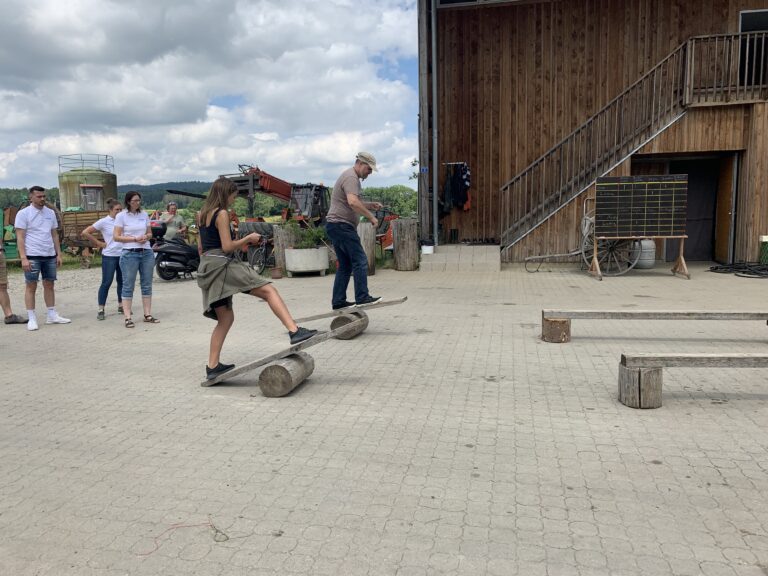 Mitarbeiter bei der Rüebliade am Jubiläums-Mitarbeiterevent 2021